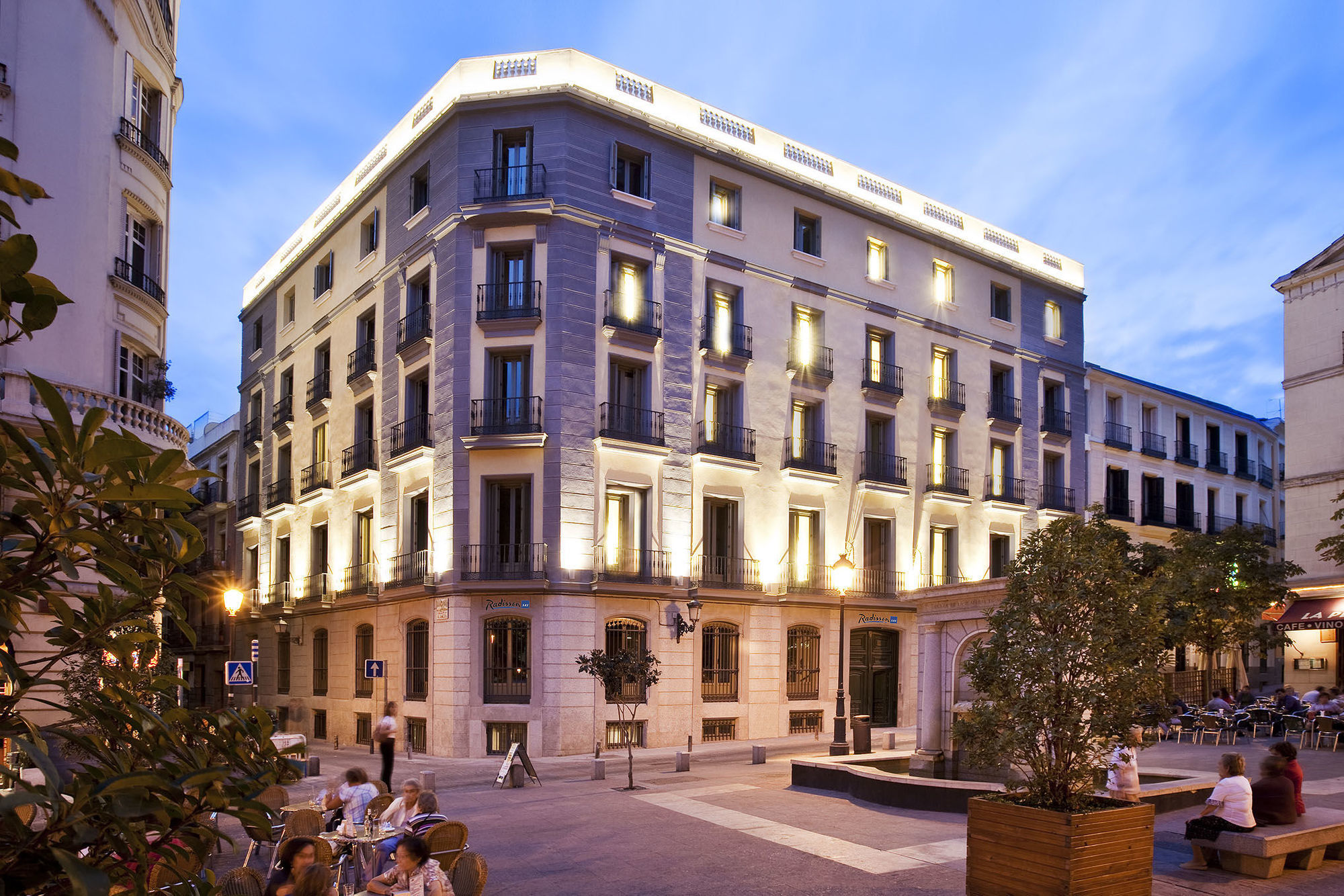 Radisson Blu Hotel, Madrid Prado Exterior photo